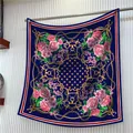 Carré de soie bleu marine avec roses roses, chaînes dorées et motifs d'étoiles - 90cm / Style Floral Harnais Marine