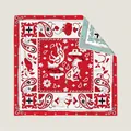 Foulard quadrato in seta premium 90cm con stampe equestri e paisley in rosso e crema - Illustrazione Equestre Occidentale Rosso Brillante