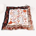 Dettaglio di un grande foulard di seta quadrato con stampa di morsi e frange eleganti - Naturale Con Bordo Nero