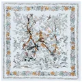 Carré de soie français 130cm avec motifs vintage d'oiseaux et roses sur fond bleu clair - Bleu Clair Chinoiserie Fleurs Oiseaux