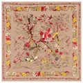 Vista detallada de un pañuelo de seda de 130 cm con estampados de aves y rosas - Tan Tradicional Floral Pájaro