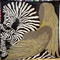 Elegante scialle quadrato 130cm in seta con strisce zebrate e ali dorate piumate - 130cm*130cm / Ala Dorata Zebra Pegaso