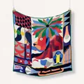 Detail van een 53cm vierkante zijden sjaal met kleurrijk leeuwen- en toekanpatroon en de tekst PARIS - Leeuw Abstract Stijl (1)