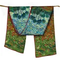 Détail d'une longue écharpe en soie style Van Gogh avec imprimé cyprès éclatant - Van Gogh Paysage Floral Rouge