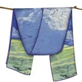 Détail d'une écharpe en soie style Van Gogh drapée sur une branche aux motifs bleus - Van Gogh Après l'orage
