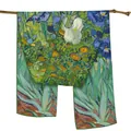 Détail de l'imprimé Iris de Van Gogh sur une longue écharpe en soie avec bords cousus - Van Gogh Iris en Fleurs