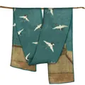 Détail d'une écharpe en soie montrant des grues et une architecture sur un tissu vert - Style Chinois Grues de Bon Augure