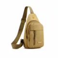 Seitenansicht der khakifarbenen wasserdichten Oxford-Brusttasche mit Gurt und Reißverschluss - Khaki