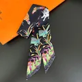 Dettagli di motivi elefante e giraffa su una sciarpa twilly in seta nera da donna - C251-1 / Nero
