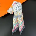 Vista dettagliata della sciarpa twilly con stampe floreali di elefante e giraffa - C251-3 / Bianco