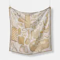 Französisches 53cm Seidentuch mit karierten Modeillustrationen und braunem Rand - Khaki