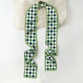 Detail van groene zijden sjaal met ruitpatroon voor haar of tasdecoratie - Groen Argyle Patroon