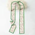 Gedetailleerde opname van een lange bloemen twilly sjaal met felgroene rand en fijn stiksel - Groen Bloemen