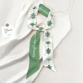 Detalle de pañuelo twilly verde con estampado de lirio de los valles en satén blanco - Lirio de los Valles Blanco Verde