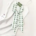 Elegante pañuelo de seda floral verde de 130cm con lirio de los valles y letras - Lirio de los Valles Crema Verde