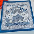 Detail van de blauw-witte zijden sjaal met klassiek paardentuigpatroon en handgerolde afwerking - Handgerolde Stijl / Blauw