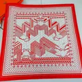 Elegante 90 cm zijden sjaal in Franse stijl met riempatroon en Parijse opdruk - Handgerolde Stijl / Rood