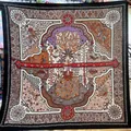 Detail eines 130 cm großen Quadrattuchs mit exotischem Lebensbaum und Blumenmuster - Schwarz