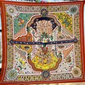Detail des Lebensbaum-Musters mit Tiermotiven auf dem 130 cm großen Seidenimitat-Schal - Rot