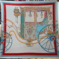 Pañuelo de seda de 130cm con estampado de carroza vintage y borde azul real - Blanco Roto