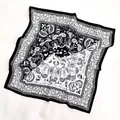 Carré de soie classique 53cm noir et blanc avec motif cachemire élégant et sergé chic - 53cmx53cm / Noir