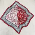 Detail eines quadratischen Schals mit Paisley-Muster in Rot und Schwarz mit Textur - 53cmx53cm / Rot