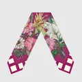 Detalle de un pañuelo de seda magenta con motivos florales y lunares blancos clásicos - 02 (Magenta Floral Cuadrícula)