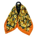 Seidenartiges Halstuch mit gelben Tulpen-Ölgemälde-Print drapiert über einer Handtasche - Orange