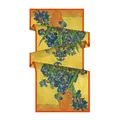 Écharpe longue en soie avec peinture d'Iris de Van Gogh sur fond jaune et bords orange - Van Gogh Iris dans un vase