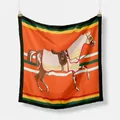 Orangefarbenes Seidentuch mit Reitsportmotiv und detailliertem Pferdemuster mit schwarzem Rand - 53x53 / Orange