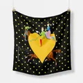 Detalle de un pañuelo de seda negro y amarillo con corazones y motivo de amantes de palacio - Negro