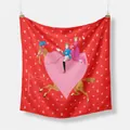 Detalle de pañuelo de seda rojo con ilustración romántica a caballo y corazones rosados - Rojo
