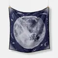 Detail eines Seidentuchs mit Vintage-Mond- und Einhorndruck auf preußischblauem Grund - Marineblau Weiß Mond Einhorn