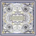 Detailaufnahme eines Seiden-Vierecktuchs mit Vintage-Blumenmuster und blauem Rand - 90cmx90cm / Grau