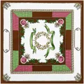Dettaglio di eleganti motivi floreali e corona di ulivo su sciarpa quadrata da 130 cm - 130cmx130cm / Cachi