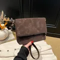 Borsa a tracolla quadrata marrone scuro effetto scamosciato con finiture dorate - Taglia unica / caffè
