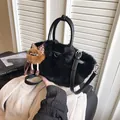 Sac à main chic en fausse fourrure noire avec breloque peluche et bandoulière - Avec Pendentif / Noir