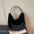 Chique hobo-tas van zwart imitatiebont met lederen handvat en gouden ringen - Eén maat / Zwart