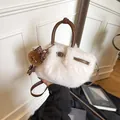 Sac à main blanc en fausse fourrure de lapin avec anses en cuir marron et nœud léopard - Avec Pendentif / Blanc