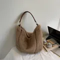 Bruine faux fur hobo draagtas met kunstleren riem en gouden metalen ringen - Eén maat / Bruin