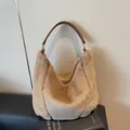 Pluizige camelkleurige nepbont tote tas met bruine leren hengsels en gouden ringen - Eén maat / Beige