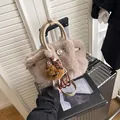 Sac à main en fausse fourrure gris beige avec pendentif ours et poignée métallique - Avec Pendentif / Abricot