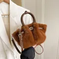 Bruine handtas van imitatiebont met plooien, leren handgrepen en schouderband - Bruin