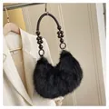 Sac à bandoulière en fausse fourrure noire avec sangle en perles de bois et forme de lune - Avec Pendentif / Noir