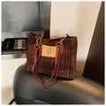 Dettaglio della borsa tote in lana scozzese retrò con patch in pelle e tracolla a catena - Borgogna