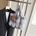 Sac fourre-tout gris en fausse fourrure pour femme avec pendentif poupée décoratif - Avec Pendentif / Gris