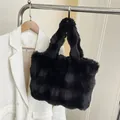 Sac cabas en peluche noir imitation fourrure de lapin avec anses souples pour l'hiver - Avec Pendentif / Noir