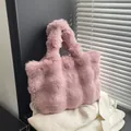 Sac fourre-tout rose en fausse fourrure de lapin avec anses douces sur tweed blanc - Avec Pendentif / Rose