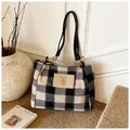 Borsa tote retrò in tweed a quadri bianchi e neri con toppa in pelle a forma di orso - Nero