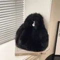Borsa a secchiello in peluche nero con morbida ecopelliccia per autunno e inverno - Nero